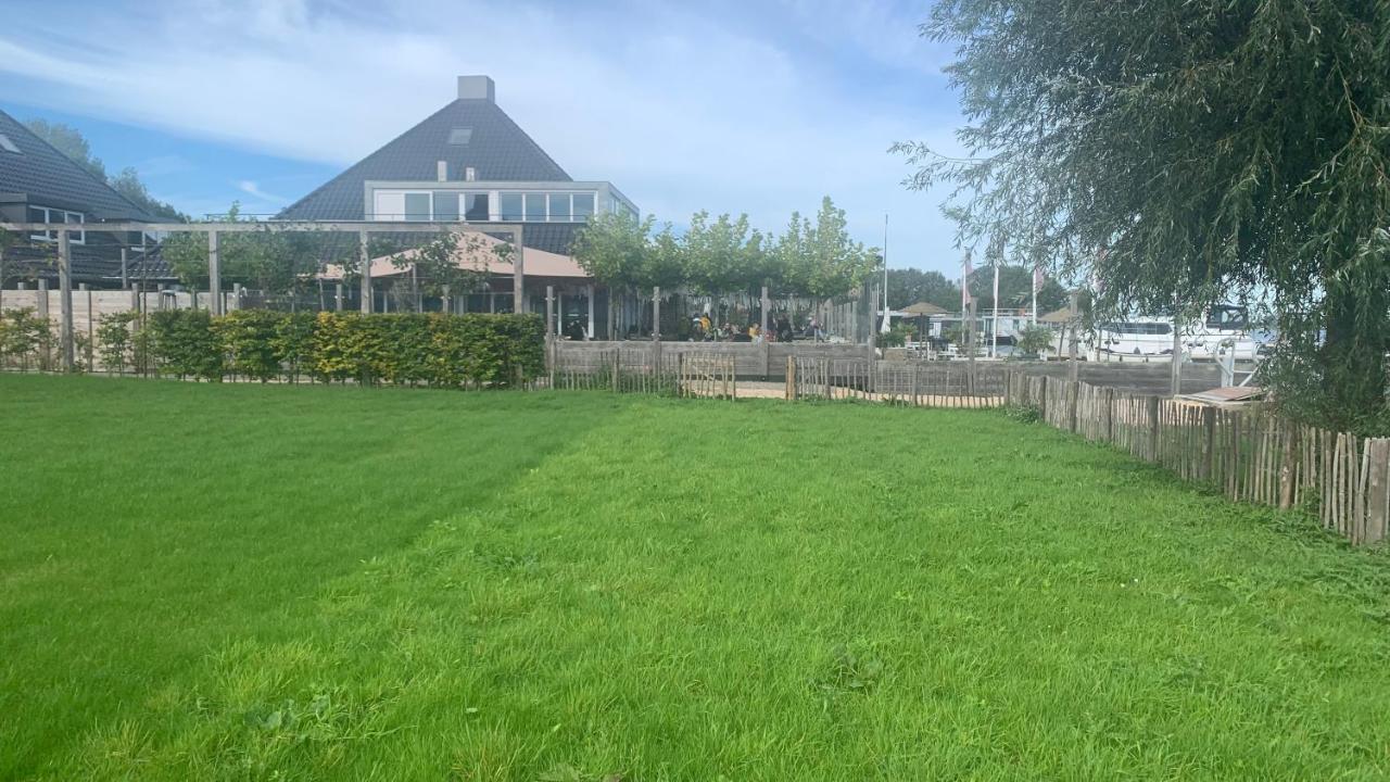 't Paviljoenhûs bij Sneekermeer Offingawier Extérieur photo