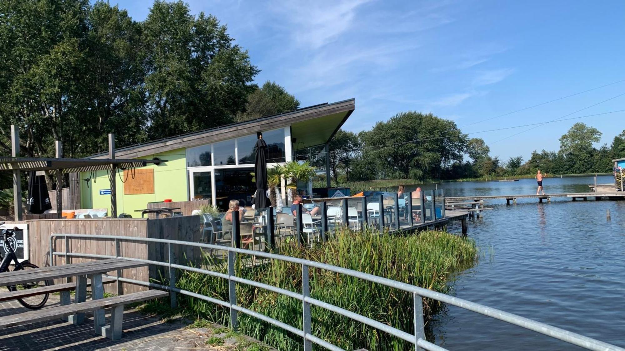 't Paviljoenhûs bij Sneekermeer Offingawier Extérieur photo